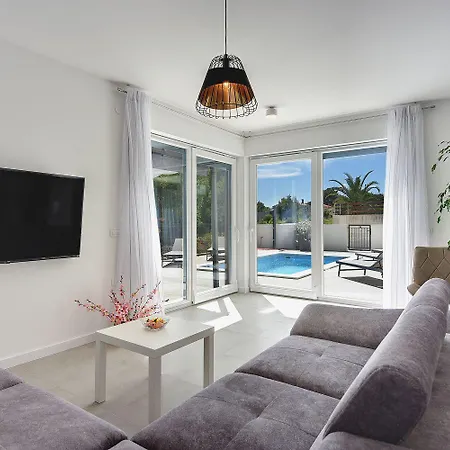 Moderne Mit Privatem Pool, Sonnenterrasse Nur 2 Km Vom