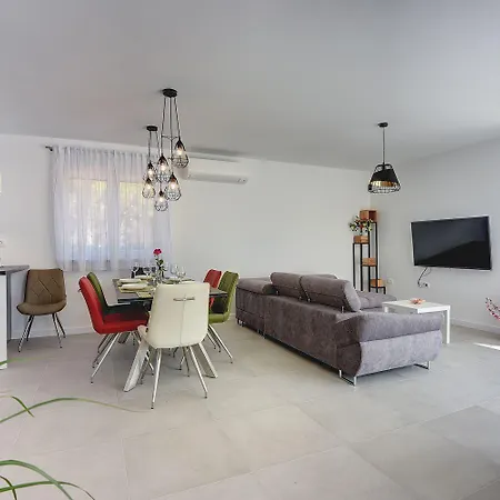 Moderne Mit Privatem Pool, Sonnenterrasse Nur 2 Km Vom Medulin