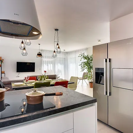 Semesterbostad Moderne Mit Privatem Pool, Sonnenterrasse Nur 2 Km Vom Medulin