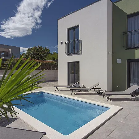 Moderne Mit Privatem Pool, Sonnenterrasse Nur 2 Km Vom Holiday home *