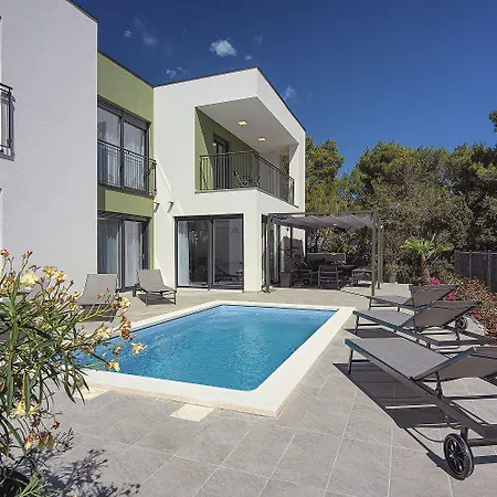 Moderne Mit Privatem Pool, Sonnenterrasse Nur 2 Km Vom