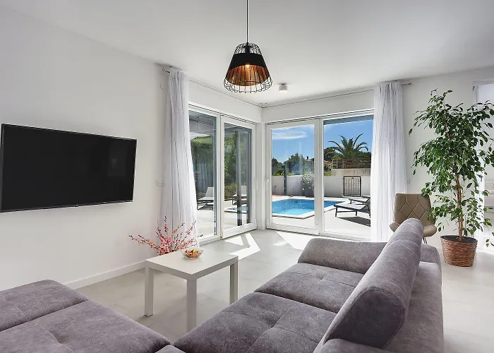 Moderne Mit Privatem Pool, Sonnenterrasse Nur 2 Km Vom