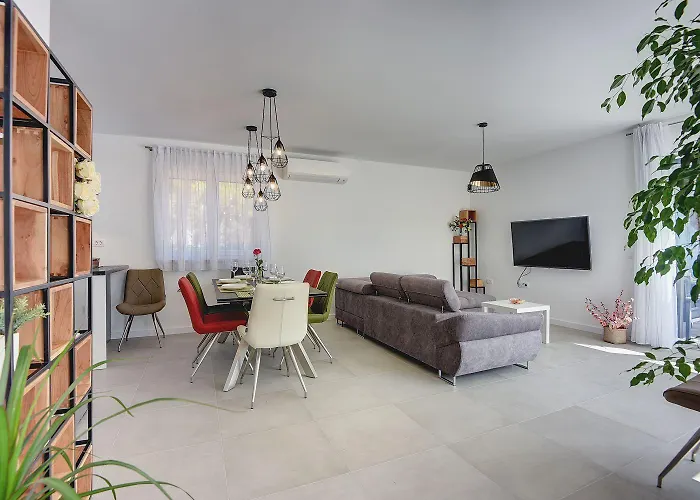 Moderne Mit Privatem Pool, Sonnenterrasse Nur 2 Km Vom Medulin