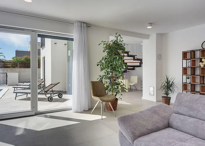 Semesterbostad Moderne Mit Privatem Pool, Sonnenterrasse Nur 2 Km Vom *