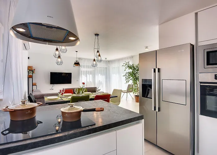 Semesterbostad Moderne Mit Privatem Pool, Sonnenterrasse Nur 2 Km Vom Medulin